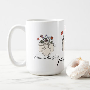 Caneca De Café Foco Na Boa Câmera E Flores