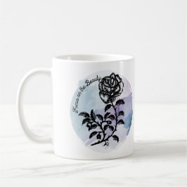 Caneca De Café Foco na Caneta de beleza e na Rosa de tinta azul