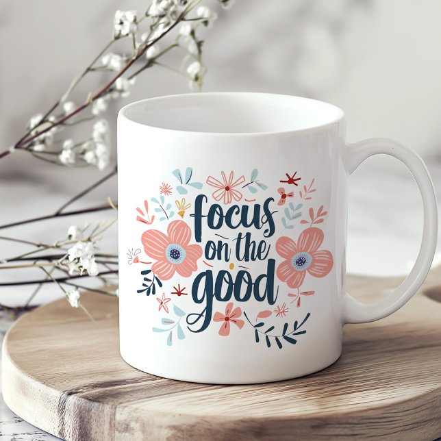 Caneca De Café "Foco nas flores boas", cor-de-rosa ("Focus on the Good" Vintage Pink Flowers Coffee Mug on a boho kitchen table.)