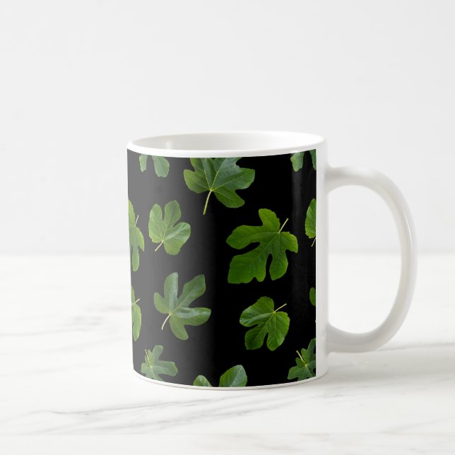 Caneca De Café Folha verde fechada isolada sobre fundo preto (Direita)