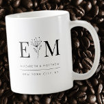 Caneca De Café Folhagem de Monograma Moderno Chic Elegante de Cas<br><div class="desc">Composto de simples quadros revestidos de hetero com script cursivo clássico e tipografia serif. Esses elementos são simples,  eternos e clássicos. Este foi projetado pelo White Paper Birch Co. exclusivo para Zazzle. Disponível aqui: http://www.zazzle.com/store/whitepaperbirch</div>