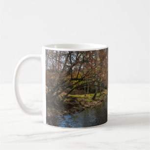 Caneca De Café Folhas Coloridas Caem Reflexões no Fluxo de outono
