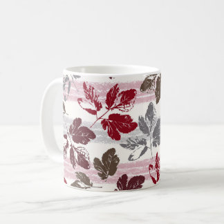 Caneca De Café Folhas multicoloridas em um fundo listrado.