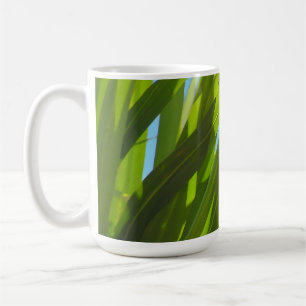 Caneca De Café Folhas Verdes, Luz Solar e Céu Azul