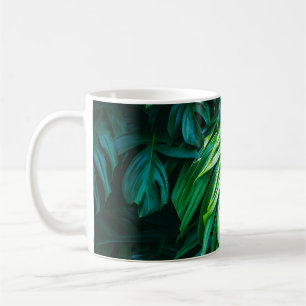 Caneca De Café Folhas verdes tropicais sobre fundo escuro, nature
