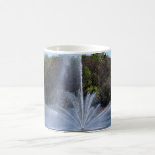 Caneca De Café Fonte Em Um Lago