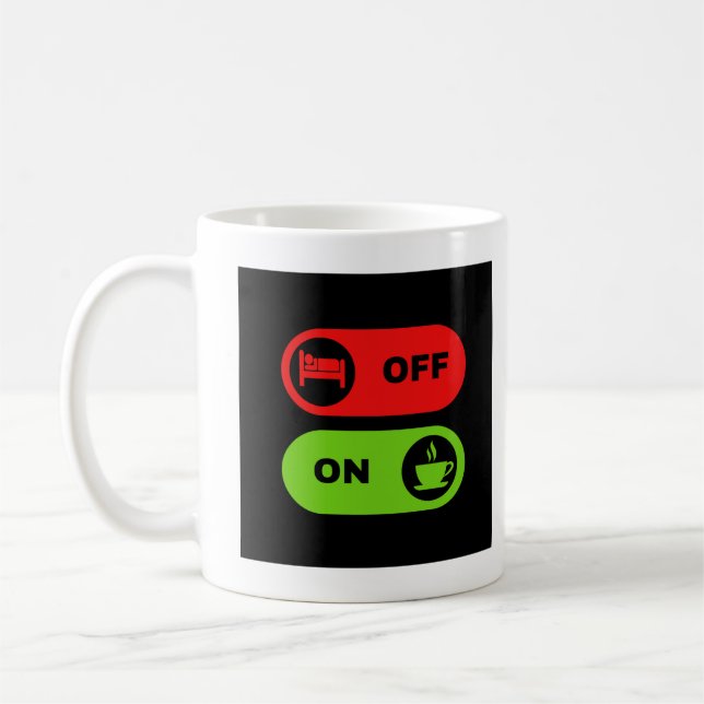 Caneca De Café Fora Da Cama Na Camisa Do Café (Esquerda)