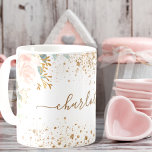 Caneca De Café Forais cor-de-rosa, dourados eucalipto nome<br><div class="desc">Um fundo branco chic. Decorados com flores cor-de-rosa, flores (rosas) e folhas verdes de eucalipto, prigos, verde e dourados falsos. Ouro brilha. Personalize e adicione um nome. O nome é escrito com um moderno estilo escrito à mão com traços. Para manter as hastes, exclua apenas o nome da amostra, deixe...</div>