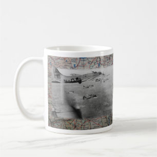 Caneca De Café Formação B17 sobre o mapa WW2