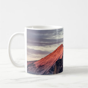 CANECA DE CAFÉ FORMAÇÃO DE ROCHAS NA COROA E CINZA EM NUVENS DE