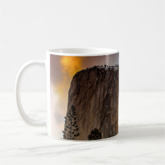 CANECA DE CAFÉ FORMAÇÃO ROCK COM LAVA DURANTE O DIA