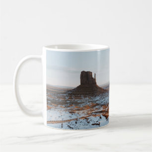 CANECA DE CAFÉ FORMAÇÃO ROCK MARCADA EM TERRENO COBERTO POR NEV