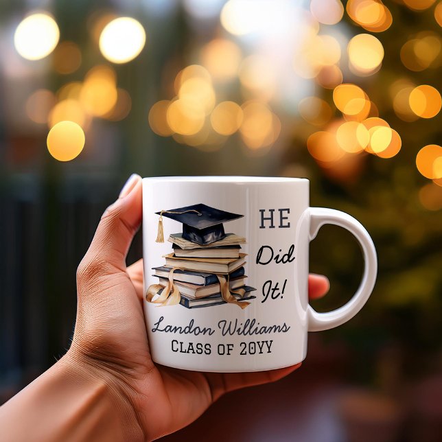 Caneca De Café Formando Boné e Graduação de Livros Ele Fez ("HE Did It!"  Grad Cap and Books Name and Class Year Graduation Keepsake Coffee Mug)