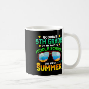 Caneca De Café Formando De Primeiro Verão No Nível Médio