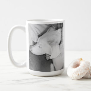 Caneca De Café Foto B & W de um lindo cão branco dormindo