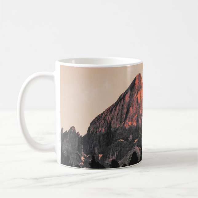 CANECA DE CAFÉ FOTO BAIXA DO ÂNGULO DA FORMAÇÃO ROCK (Esquerda)