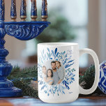 Caneca De Café Foto da Família Judia Chanucá Azul<br><div class="desc">Linda botânica de aquarela azul sai primavera da sua fotografia vertical da família judia para um Hanukkah feliz. Personalize este elegante presente de Chanukah com uma foto de segundo nas costas.</div>