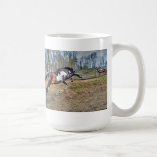Caneca De Café Foto de ação de Pinto Stallion Equine
