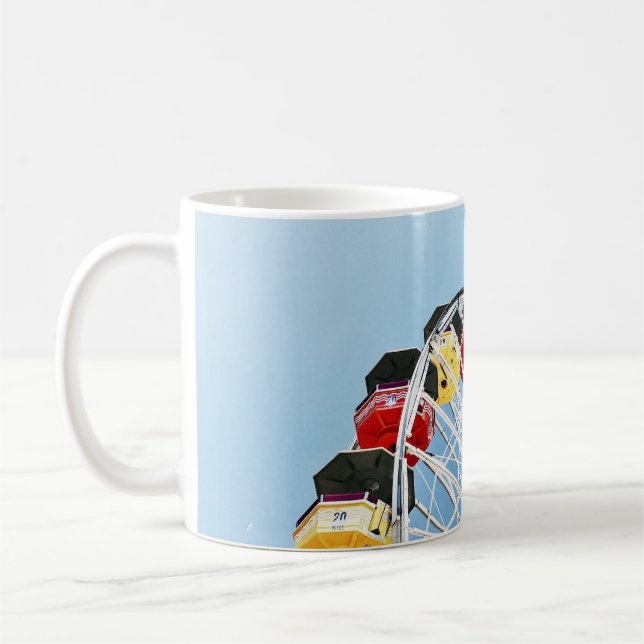 Caneca De Café Foto de alto ângulo da roda-gigante branca na manh (Esquerda)