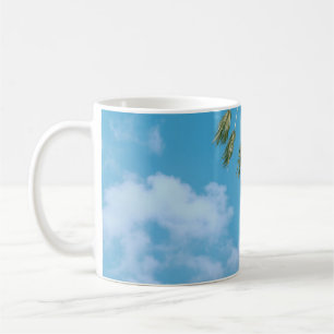 Caneca De Café Foto de baixo ângulo de palmeiras sob o céu azul