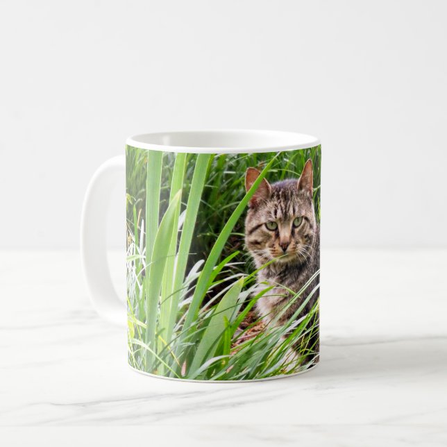Caneca De Café Foto de gato malhado sentado na grama (Frente Esquerda)