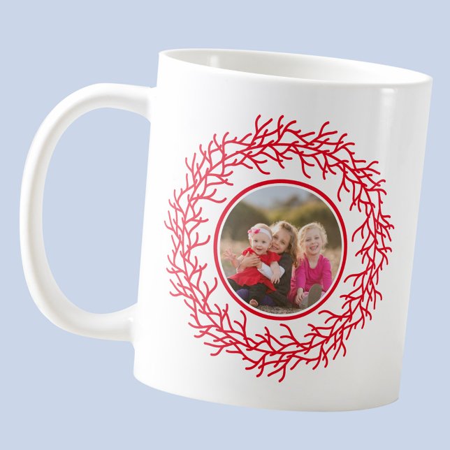 Caneca De Café Foto de Wreath Vermelha e Branca (Photo modern Scandinavian red and white wreath holiday keepsake mug)