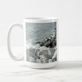 Caneca De Café Foto em preto e branco de uma costa de oceano Rock