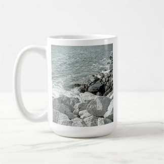 Caneca De Café Foto em preto e branco de uma costa de oceano Rock