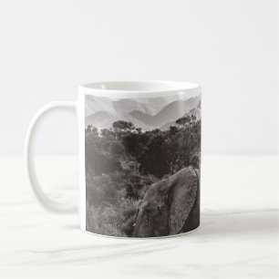 CANECA DE CAFÉ FOTO GRAYSCALE DE CINZA ELEFANTE PERTO DAS ÁRVORE