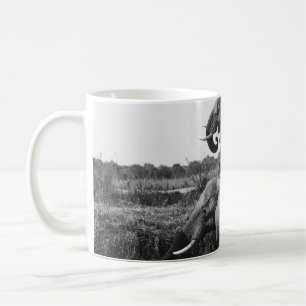 CANECA DE CAFÉ FOTO GRAYSCALE DE DOIS ELEFANTES NO CORPO DA ÁGUA