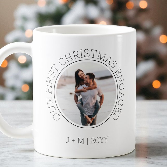 Caneca De Café Foto mínima do Casal 2 Envolvida no nosso primeiro (Minimal Couple 2 Photo Our First Christmas Engaged Coffee Mug)