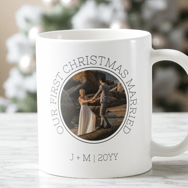 Caneca De Café Foto mínima do Casal 2 Nosso Primeiro Natal Casado (Minimal Couple 2 Photo Our First Christmas Married Coffee Mug)