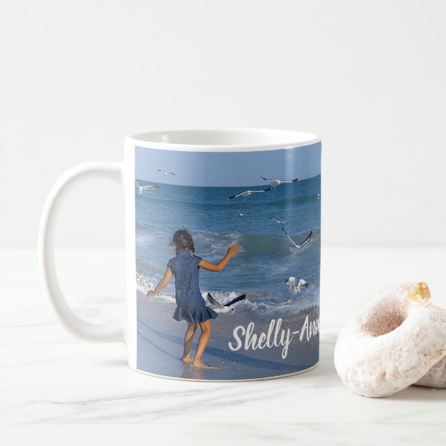 Caneca De Café Foto Moderna Blue Sea Beach Adicione seu nome (Com Donut)