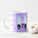 Caneca De Café Foto Personalizada da Mãe Roxa<br><div class="desc">Uma caneca roxa soletrando "MOM" que pode ser personalizada com suas fotos favoritas. Padrão floral roxo. Só adorável. O presente perfeito para qualquer ocasião.</div>