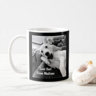 Caneca De Café Foto preta e branca de cão brincando com Pai