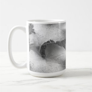 Caneca De Café Foto preta e branca de folhas de uva úmida e de ro