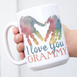 Caneca De Café Foto Quadrada de Presente da Avó do Coração<br><div class="desc">O presente perfeito para os avós! Esta caneca adorável apresenta pequenas pegadas coloridas que fazer a forma de um coração no meio. Adicione a foto do seu filho para o presente personalizado mais doce para a vovó! Esta caneca adorável deve iluminar sua manhã todos os dias! Também perfeito para a...</div>