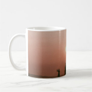 CANECA DE CAFÉ FOTO SILHOUETA DA PESSOA QUE DETÉM O NAVIO SUR