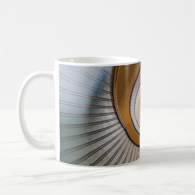 Caneca De Café Fotografia de baixo ângulo da escada espiral (Esquerda)