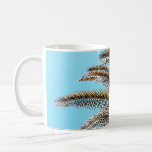 Caneca De Café Fotografia de baixo ângulo de uma palmeira verde