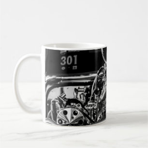 CANECA DE CAFÉ FOTOGRAFIA EM GRAYSCALE DO MOTOR DE CARRO VINTAGE