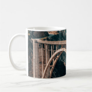 CANECA DE CAFÉ FOTOGRAFIA EM PAISAGEM DA PONTE CONCRETA DE CINZAS