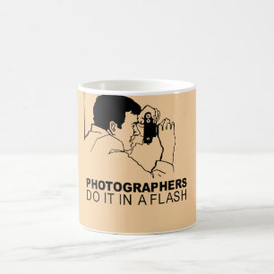 CANECA DE CAFÉ FOTÓGRAFOS FAZEM ISSO NUM CLARÃO