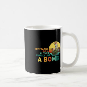 Caneca De Café Frágil Como Uma Flor Mas Uma Feminista De Bomba