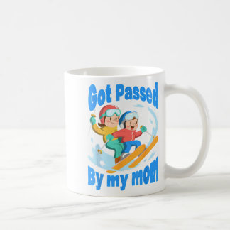 Caneca De Café Fui ultrapassado pela minha mãe esquiando família 