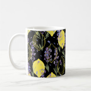 Caneca De Café Fundo floral com flores lavandas desenhadas à mã