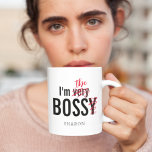 Caneca De Café Funny Bossy Bossy Boss<br><div class="desc">Esta caneca de café não-sua-média proclama corajosamente "Sou muito BOSSY", apenas com uma reviravolta! Os 'muito' e 'y' foram intencionalmente riscados, substituídos por 'o', e então personalizados com o nome do seu chefe. Façam seus colegas de escritório rirem enquanto você, sutilmente, lembra a todos que estão no comando. Aumente a...</div>