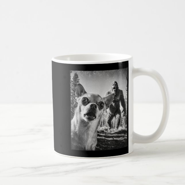 Caneca De Café Funny Chihuahua Selfie With Bigfoot Sasquatch Cryp (Direita)