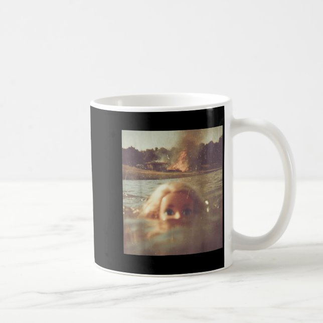 Caneca De Café Funny Doll Face Swimming Meme  (Direita)