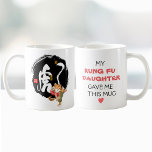 Caneca De Café Funny Kung Fu Tiger Dia de os pais Pai Birthday Gi<br><div class="desc">Esta caneca apresenta o design de um personagem chinês Tiger 虎 apresentado em formato de caligrafia artística, cuja parte é como uma cauda de tigre, e um pequeno tigre bonito está praticando Kung Fu em primeiro plano. Na tradição chinesa, não só o tigre se tornou um símbolo de bravura, felicidade...</div>